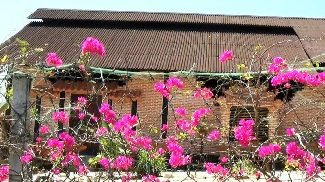 Ở giữa là khu nhà trưng bày hiện vật