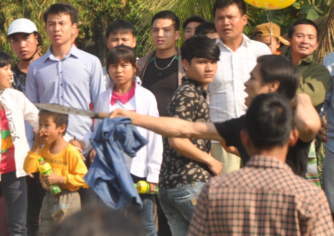Vung dao giua le hoi cuop phet cau may hinh anh