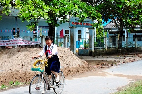 Khien trach hieu truong mang tivi cua truong ve nha xai hinh anh