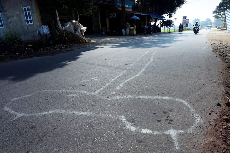 Sau dịp nghỉ Tết, trên quốc lộ 32 đoạn chạy qua huyện Văn Chấn, thị xã Nghĩa Lộ (Yên Bái) xuất hiện thêm những hình vẽ đánh dấu các vụ TNGT.