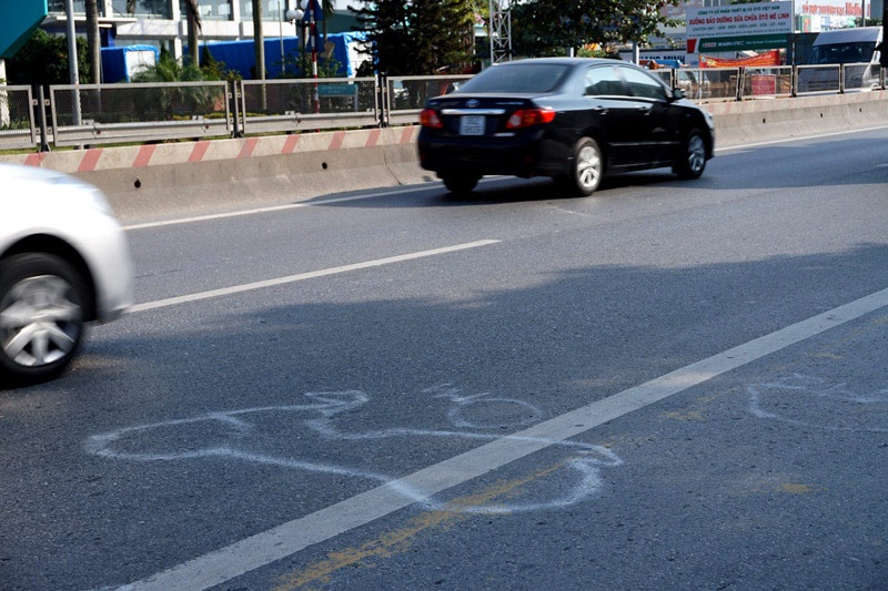 Không ai mong muốn những hình vẽ này xuất hiện trên mặt đường giao thông giống như hình vẽ để lại sau vụ TNGT trên đường cao tốc Thăng Long - Nội Bài hồi cuối tháng 11/2014.