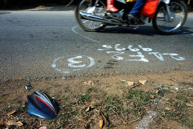 Mảnh vỡ của chiếc xe máy còn vương lại bên sơ đồ đánh dấu một vụ tai nạn khác cũng trên quốc lộ 32 đoạn thuộc huyện Văn Chấn.