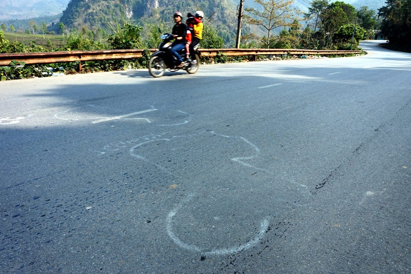 Những hình vẽ đánh dấu tai nạn xuất hiện khá nhiều trên mặt quốc lộ 32 sau dịp nghỉ Tết.