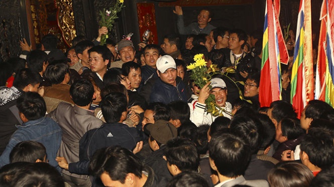 Le hoi den Tran: phat an som cho du khach hinh anh