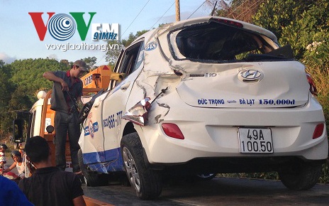 Xe taxi lat nhao xuong ruong, 4 nguoi mac ket hinh anh