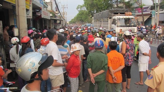 An gio ve, nguoi dan ong dot tu giua duong hinh anh