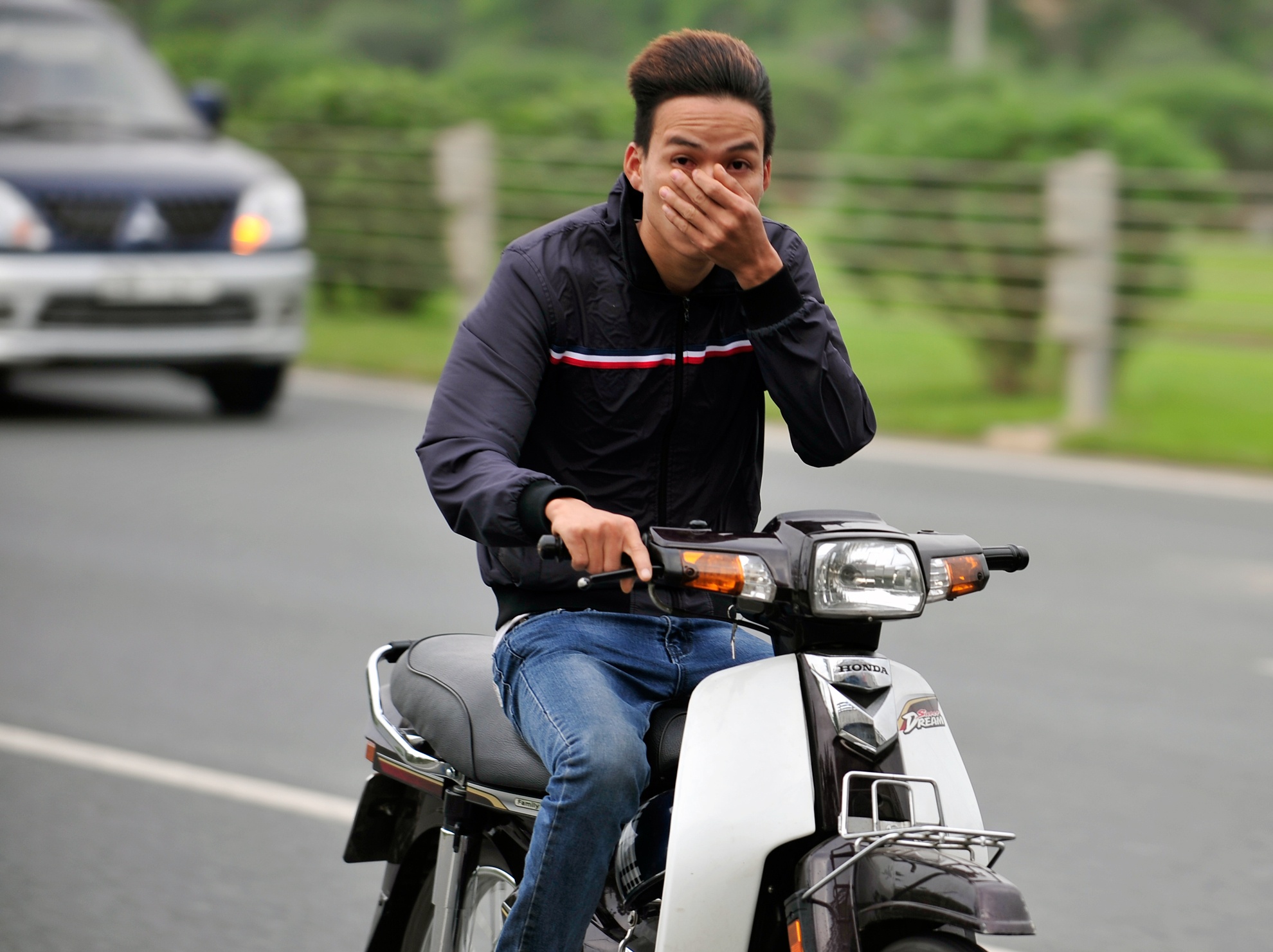 Kien nghi tich thu xe may vao duong cao toc, tai xe say xin hinh anh