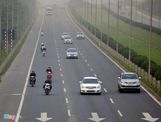 Xe máy chạy trên Đại lộ Thăng Long (Hà Nội). Theo kiến nghị của Ủy ban ATGT quốc gia, phương tiện vi phạm lỗi này sẽ bị tịch thu. Ảnh: Hoàng Anh.