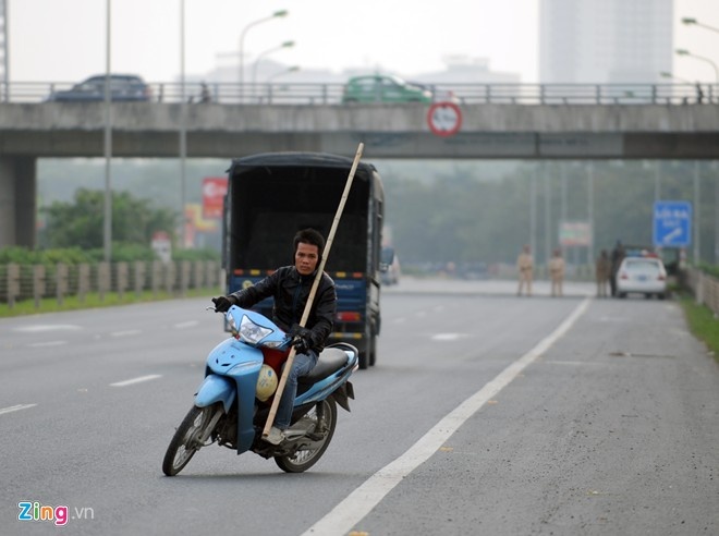Người vi phạm liều lĩnh quay đầu ngay trong làn xe ôtô và chạy ngược chiều về phía đường gom vào cao tốc để trốn