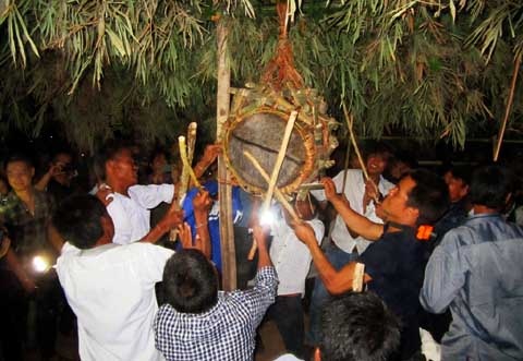 Le dap trong va dem 'ngoai vo ngoai chong' giua dai ngan hinh anh