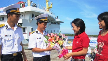 Giua bien xa van co hoa tang vo hinh anh