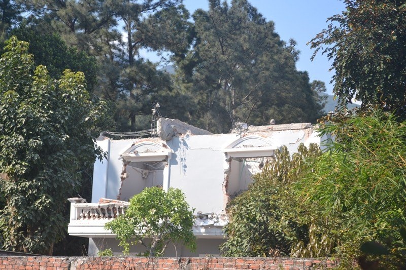 Biệt thự của tướng Thạch vẫn chưa được phá dỡ hết.