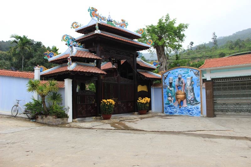 Quần thể biệt phủ của đại gia vàng Ngô Văn Quang vẫn chưa được tháo dỡ dù đến ngày này là hết hạn trong quyết định xử phạt của UBND quận Liên Chiểu.