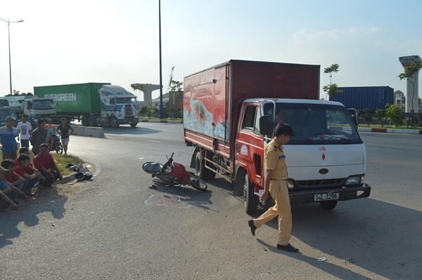 Bi xe tai 'cat mat' khi vao cua, 2 nguoi nhap vien cap cuu hinh anh