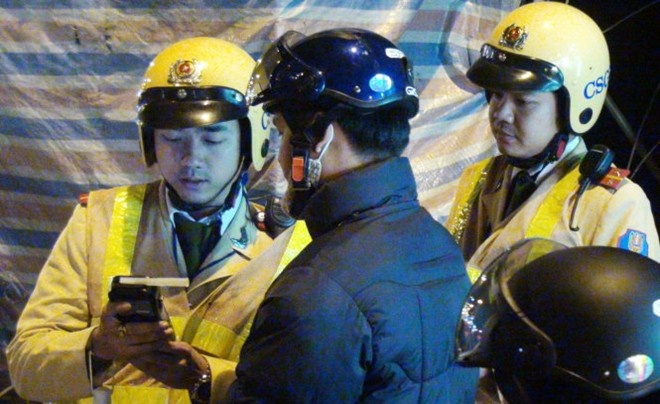 'Uong ruou lai xe nhu cam luu dan da mo chot' hinh anh