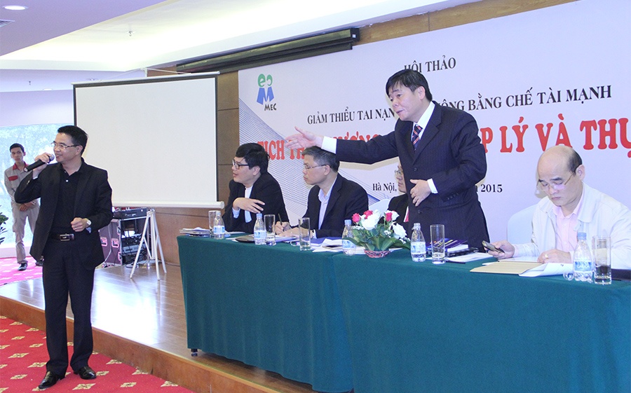 Luật sư Trần Vũ Hải dùng quyền chủ tọa ngăn luật sư Thành Trung tiến hành khảo sát việc tán đồng hay bác bỏ kiến nghị tịch thu phương tiện ngay tại hộ thảo