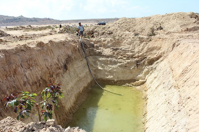 Một trong số 20 ao ở lòng hồ ông Kinh (thôn Mỹ Tường 1, xã Nhơn Hải, huyện Ninh Hải, Ninh Thuận) của anh Nguyễn Minh Thân đào tốn cả chục triệu đồng nhưng được rất ít nước - Ảnh: Châu An