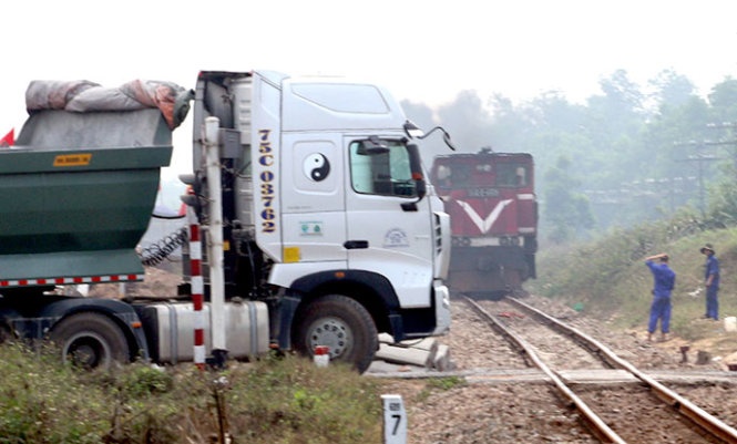 Khoảnh khắc tàu lửa suýt đâm xe tải lúc 9g46 ngày 20-3 ở thôn Thượng Lâm (xã Hải Thượng, huyện Hải Lăng, Quảng Trị). Ngay tại nơi này, ngày 10-3 đã xảy ra tai nạn giữa tàu SE5 và xe tải làm lái tàu thiệt mạng, đường sắt Bắc - Nam gián đoạn gần một ngày - Ảnh: Ngọc Hiển