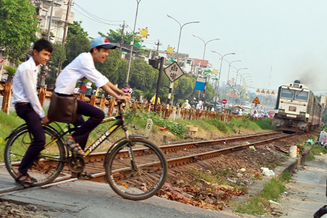 Hai học sinh ở TP Huế vượt đèn đỏ của đường bộ và đường sắt tại đường Lê Duẩn (TP Huế) rồi băng ngang đường ray khi tàu đang lao đến