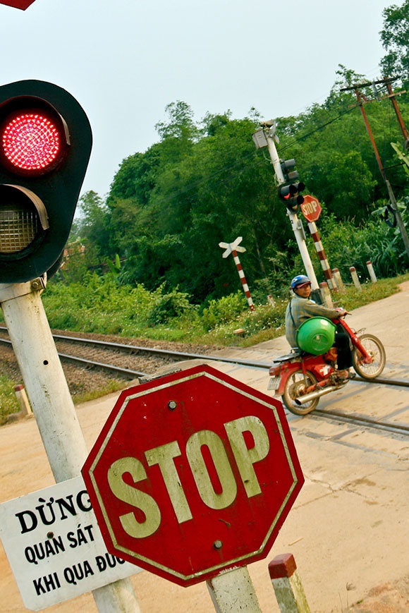 Đường ngang không rào chắn đi qua thôn Lương Điền (xã Hải Sơn, huyện Hải Lăng, Quảng Trị) dù nơi này đã có gần chục vụ thương vong do tàu lửa nhưng người dân vẫn chủ quan vượt qua khi có đèn đỏ