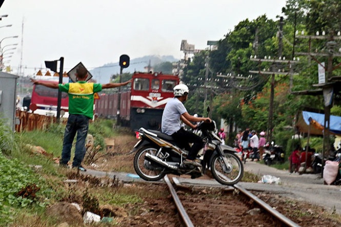 Dù anh Nguyễn Văn Đèn (đội xe thồ Cửa Hữu, TP Huế) đã dang tay ngăn cản nhưng người đàn ông đi xe máy vẫn vượt qua. Anh Đèn cho biết cả chục năm nay nhờ đội xe thồ “gác tàu” đã giảm được nhiều thương vong do tai nạn tàu lửa