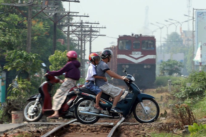 Tau lua bop coi van 'hien ngang' bang qua hinh anh