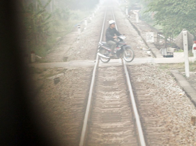 Lái tàu Lê Ngọc Sơn suýt phải phanh gấp khi người đàn ông lái xe máy lao vút trước đầu tàu dù lái tàu đã liên tục bóp còi. Ảnh chụp từ cabin tàu SE4 tại địa phận TP Đà Nẵng