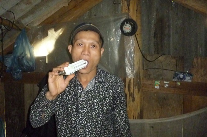 Chang trai nguoi Muong co kha nang khang dien, an thuy tinh hinh anh