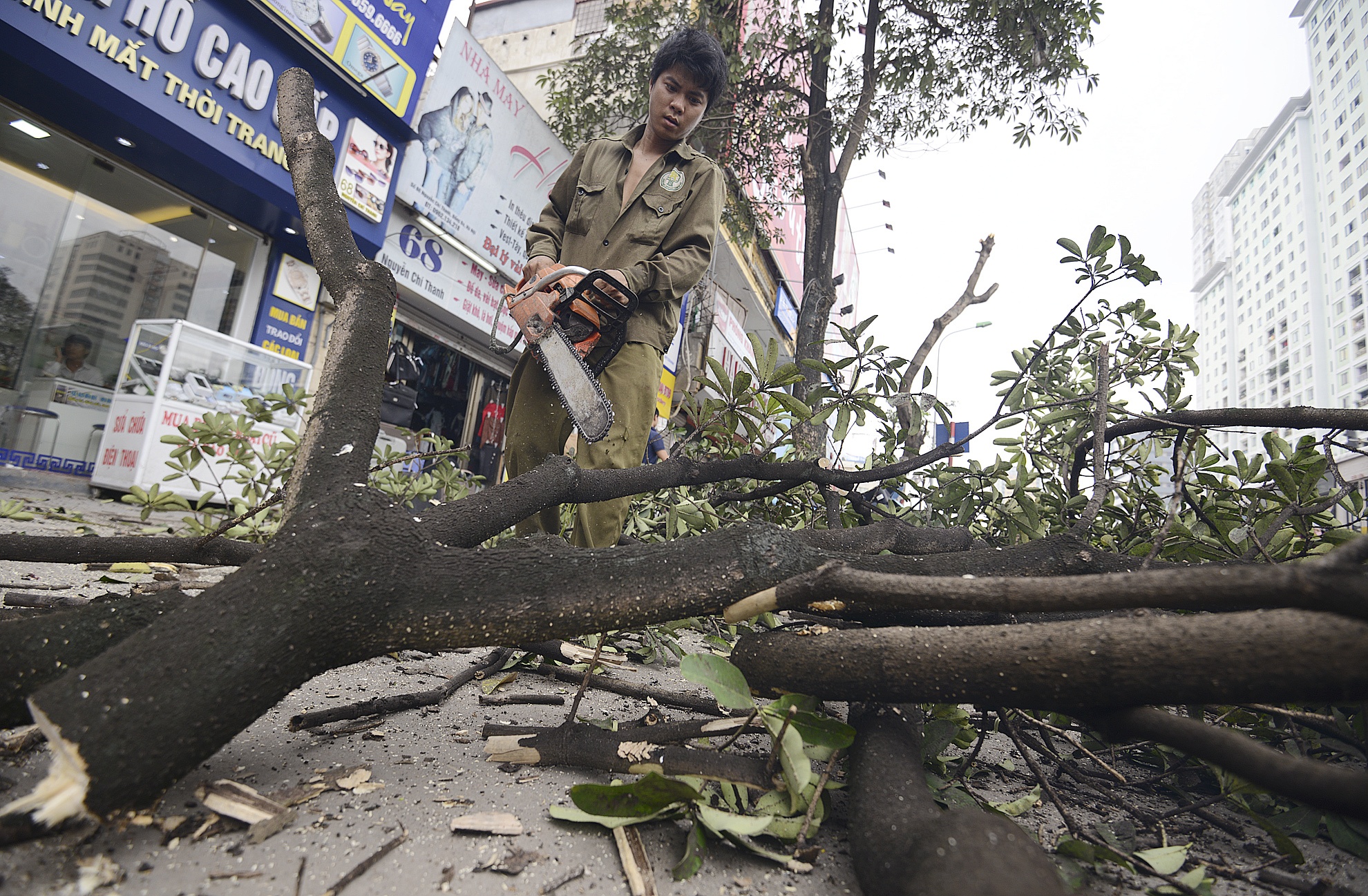 Dinh chi 3 can bo lien quan vu chat cay tai Ha Noi hinh anh