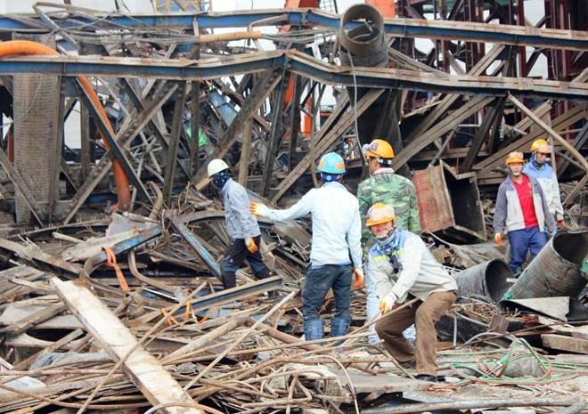 Sap gian giao 3.000 tan do su co ma phanh hinh anh