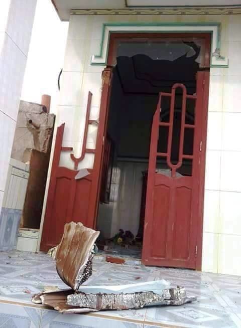 Nhà dân bị mảnh vỡ máy bay văng vào gây thiệt hại.