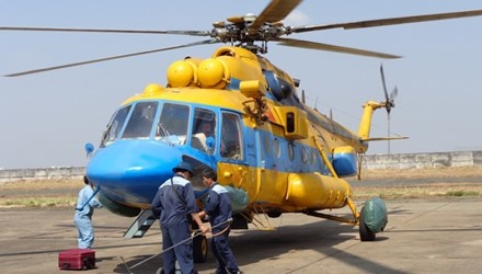 Lính thợ không quân nhận máy bay để bảo dưỡng, sửa chữa. Ảnh T.Đ