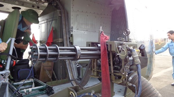 Treo súng đại liên 6 nòng lên trực thăng UH 1 chuẩn bị cho buổi diễn tập bắn ném