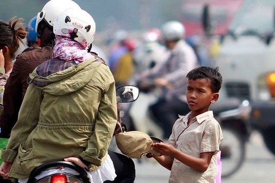 Tre khong biet tieng Viet bi chan dat tren quoc lo hinh anh