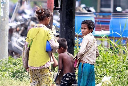 Những đứa trẻ tập trung trên Quốc lộ 1 để ăn xin