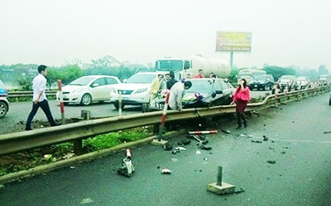 Xe Mercedes cho co dau chu re gap nan tren cao toc hinh anh