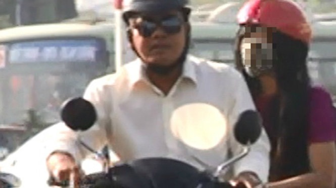 Giải cứu Chiều 26-3, vợ chồng ông Quân ở quán cà phê Anh Thư (khu phố Đông Chiêu, P.Tân Đông Hiệp, thị xã Dĩ An, Bình Dương) ra giá chuộc chị D. (23 tuổi, quê Thanh Hóa, người nhắn tin kêu cứu) là 3,5 triệu đồng. “Nghỉ ngang phải bồi thường lại chứ em” - vợ ông Quân nói. PV Tuổi Trẻ thắc mắc chị D. làm hơn một tuần lễ sao không được đồng nào, ông Quân nói: “Làm đâu cũng vậy, cuối tháng mới có tiền lương”. Sau 12 ngày bị ông Vũ bán vào quán cà phê ôm Anh Thư, D. đã về nhà an toàn, chấm dứt chuỗi ngày sống tủi khổ ê chề. Theo lời chị D., đầu tháng 3-2015 chị lên mạng thấy thông tin tuyển nhân viên karaoke mức lương cao nên gọi điện cho ông Vũ. “Khi gặp mặt ông Vũ ăn mặc rất lịch sự, còn mang cả laptop làm việc nên tôi rất tin tưởng. Ai ngờ ông Vũ lấy lý do quán karaoke đủ người rồi chở tôi xuống Bình Dương bán cho ông Quân. Những ngày ở quán này, chị D. cùng bốn nhân viên phải thức dậy từ 6g sáng để chuẩn bị tiếp đến khi nào hết khách. Khi làm việc, chị bị ép ăn mặc hở hang để chiều khách, tối bị nhốt ở phòng trên gác, không cho đi đâu ra ngoài nửa bước. “Có mấy người quê miền Tây cũng bị ông Vũ lừa bán vào đây như tôi. Họ không muốn làm và muốn về nhà nhưng không có tiền chuộc thân, cũng không dám báo cho gia đình biết nên cứ phải làm đến khi nào trả hết nợ mới ra được” - chị D. kể.