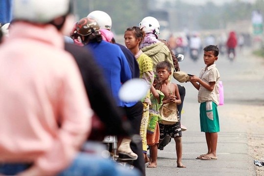 Một “cái bang nhí” không mặc áo, da cháy đen nhưng hằng ngày vẫn phải đi xin