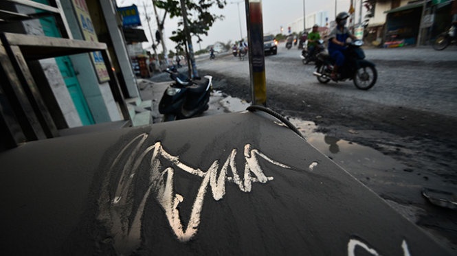 Sau một ngày, bụi đã bám đầy mặt bàn đang trưng bày của người kinh doanh đồ nội thất 