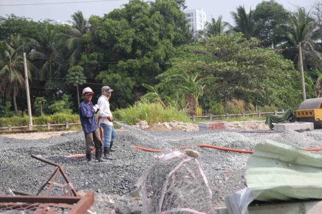 Sau khi bị phạt, nhà thầu cho công nhân thực hiện nghiêm việc tưới nước trong quá trình thi công - Ảnh: Mậu Trường