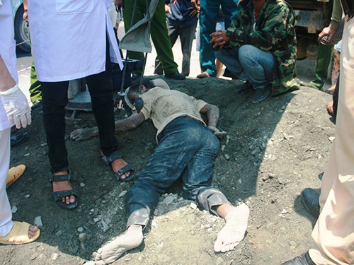 Ngan can thi cong quoc lo 1, bi xe cho dat 'chon song' hinh anh