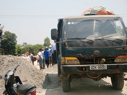 Chiếc xe tải đổ đất vùi lấp ông Thạnh vẫn nằm ở hiện trường