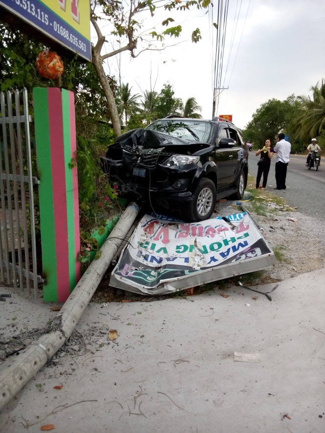 Chiếc xe móp đầu sau khi ủi sập cột điện - Ảnh: B.Đ