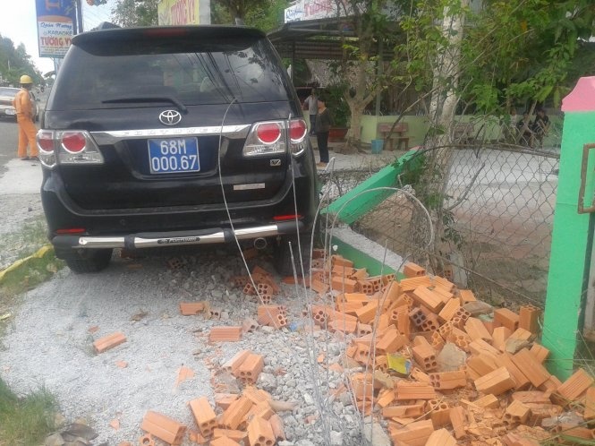 Lanh dao dung xe cong di le thanh minh ui sap cot dien hinh anh