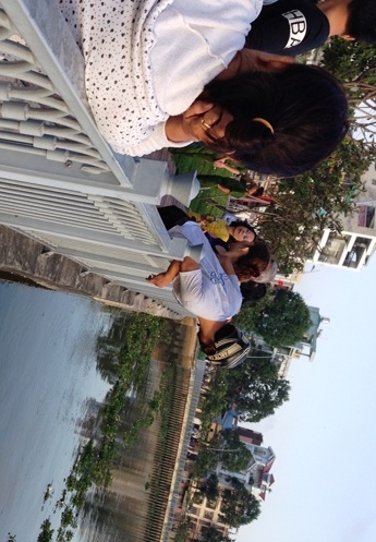 Nu sinh lop 11 nhay xuong kenh tu van hinh anh