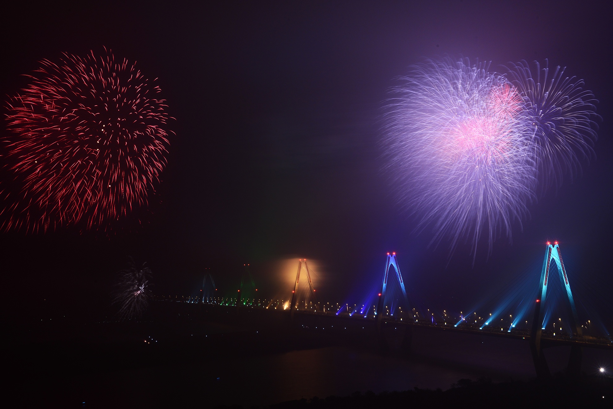 Ha Noi ban phao hoa tam cao 5 diem dip 30/4 hinh anh