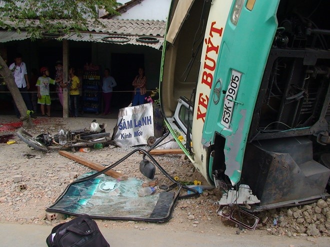 Xe buyt mat lai dam chet mot nguoi, roi lat nghieng hinh anh