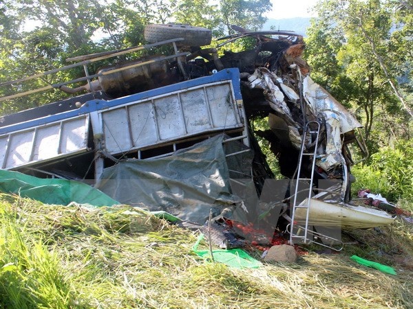 Xe tai lao xuong vuc, em be vang ra ngoai thoat chet hy huu hinh anh