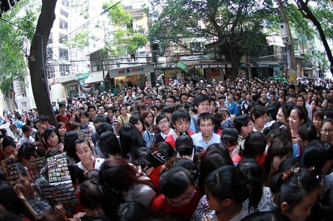 Hinh anh phan cam cua nguoi Viet o su kien mien phi hinh anh