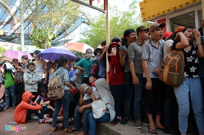 Chen lấn, xô đẩy nhau đến nghẹt thở khiến các nhân viên khu du lịch phải liên tục nhắc nhở du khách.